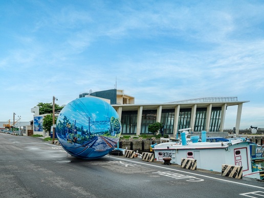 藝術家鮫島大輔個展登陸屏東看海美術館！展出經典「平面球」系列作品、全新立體看板創作